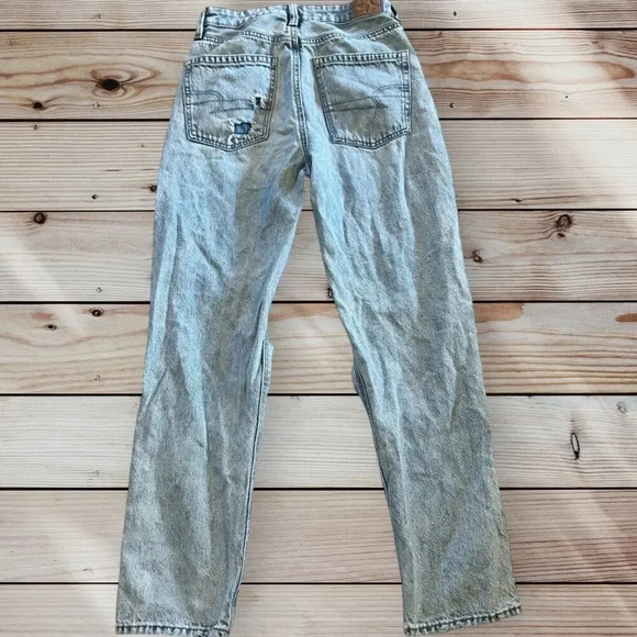 American Eagle Women's Size 2 Light Blue Distressed Mom Straight Jeans‎ - Picture 5 of 6